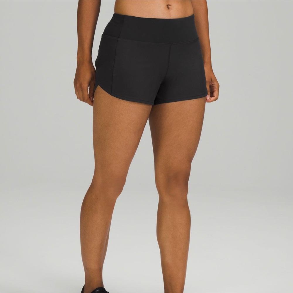lululemon speed it up shorts in size 6 tall!